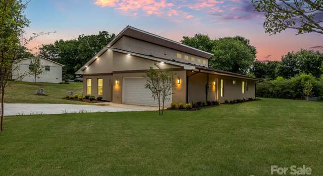 Property at 8516 Denbur Dr, Charlotte, NC 28215, 4 beds, 3.5 baths