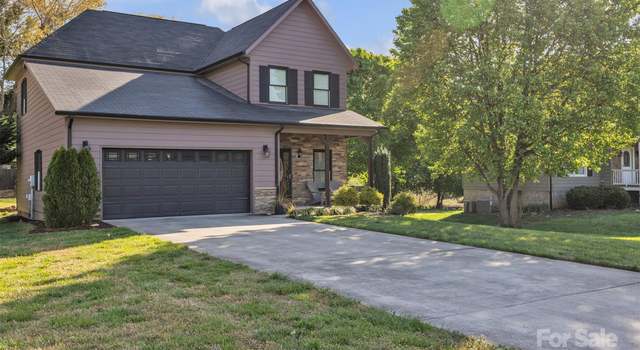 Photo of 1650 Berkshire Dr, Hickory, NC 28602