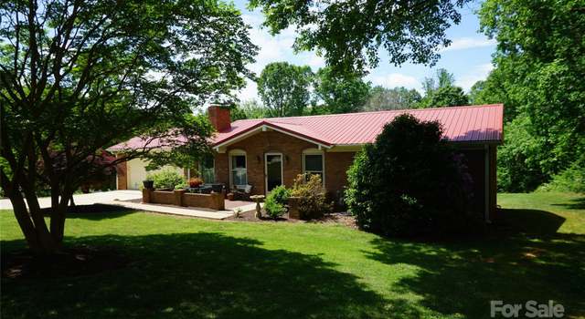 Photo of 1933 Woodridge Dr, Hickory, NC 28602