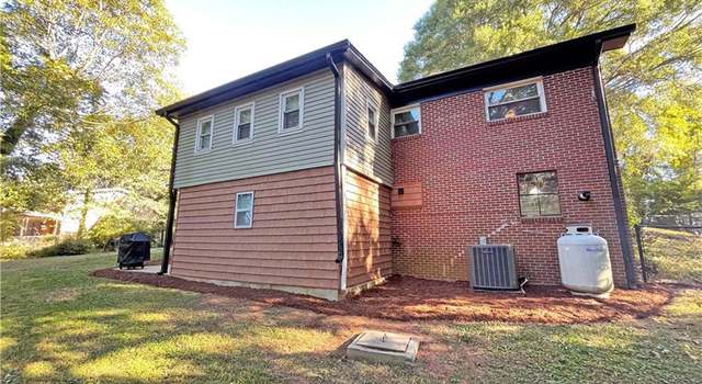 Photo of 3144 Short Rd, Hickory, NC 28602