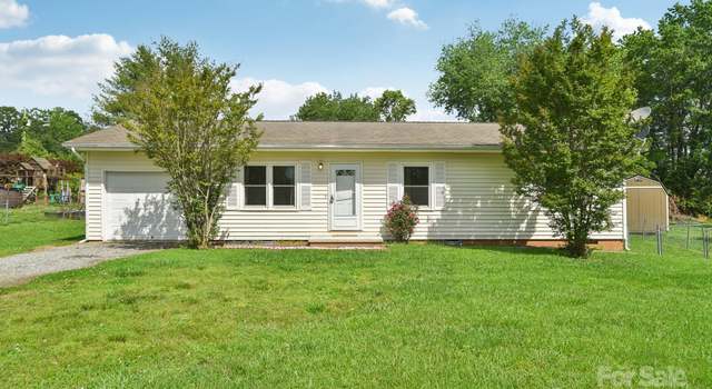 Photo of 1181 Runway Dr, Hendersonville, NC 28792