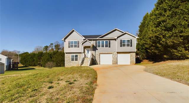 Photo of 2061 Gary Ln, Hickory, NC 28602