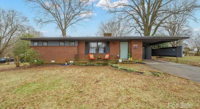 Photo of 401 Clover Ln, Newton, NC 28658