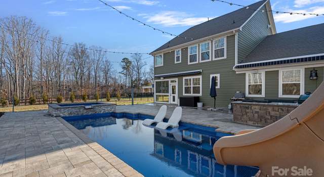 Photo of 15725 Queens Trail Dr, Davidson, NC 28036