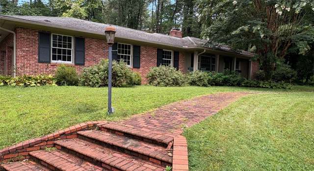 Photo of 1331 Chanteloup Dr, Hendersonville, NC 28739