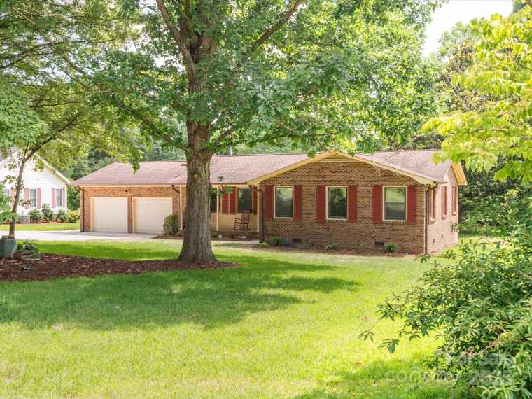 Photo of 10728 Forest Dr Matthews, NC 28105