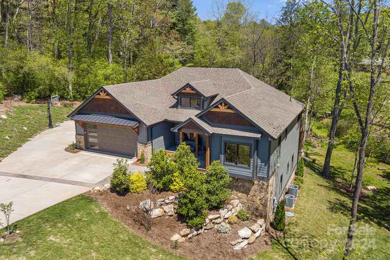 Photo of 11 Shaker Ct Asheville, NC 28805