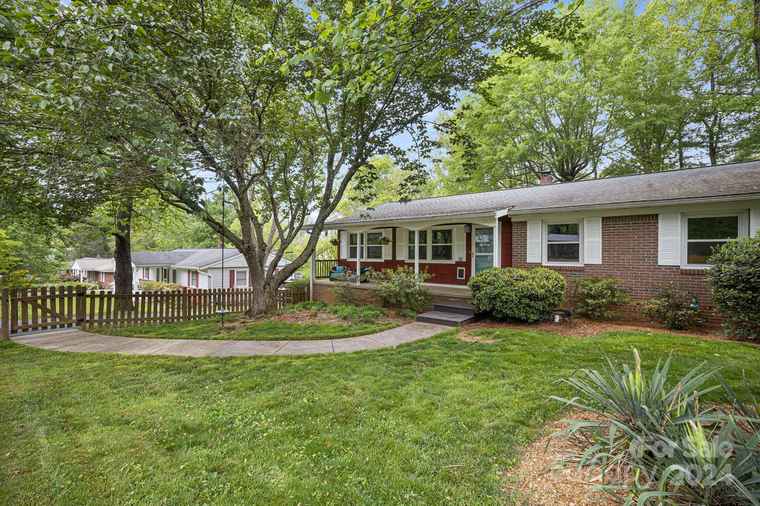 Photo of 38 Imperial Ct Asheville, NC 28803