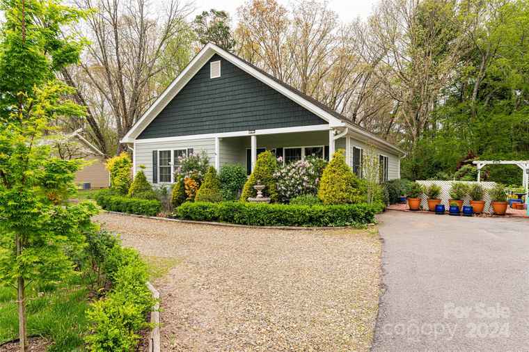 Photo of 255 Brooklyn Rd Asheville, NC 28803