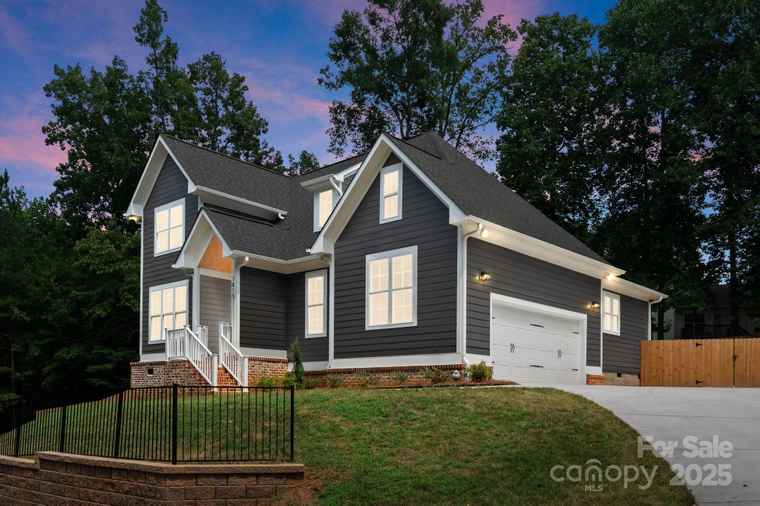 Photo of 7815 Red Oaks Trl Waxhaw, NC 28173