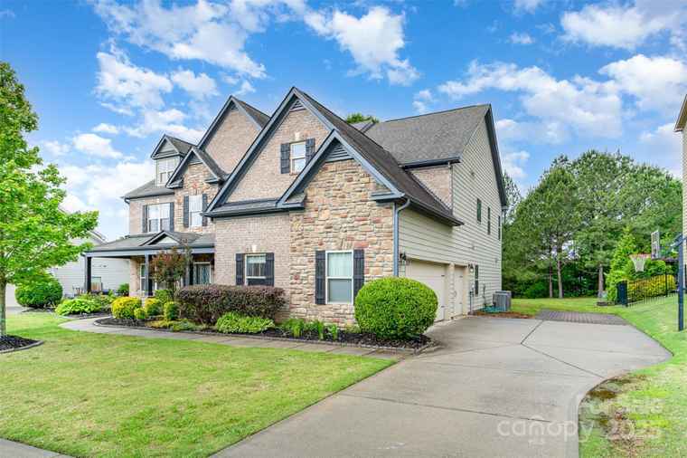 Photo of 15637 Guthrie Dr Huntersville, NC 28078