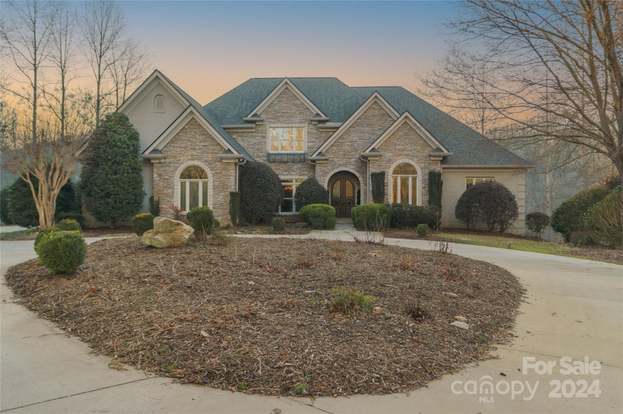 Discover 605 Fernlawn Ct: A Traveler's Paradise in Travelers Rest