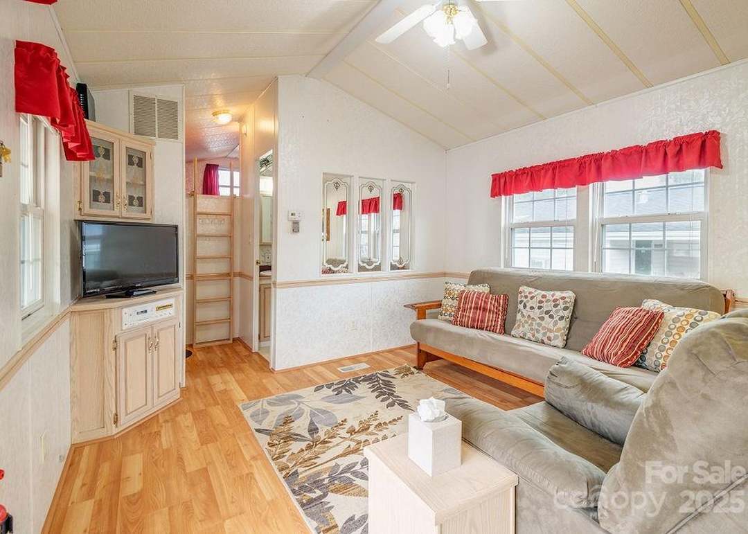 52 Strollers Ln, Waynesville, NC 28785
