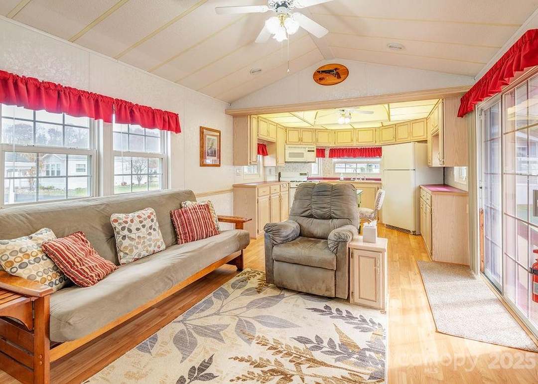 52 Strollers Ln, Waynesville, NC 28785