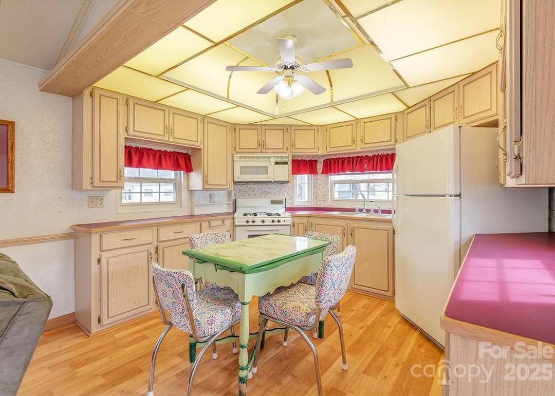 52 Strollers Ln, Waynesville, NC 28785