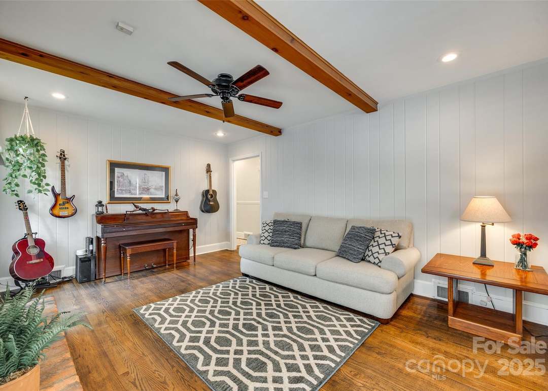 7026 Tabor Ln, Charlotte, NC 28211