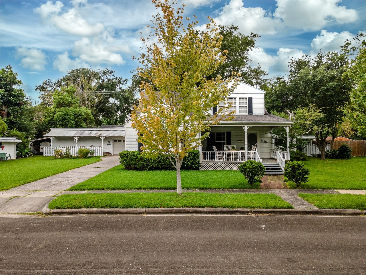 915 Leavins St, Baytown, TX 77520