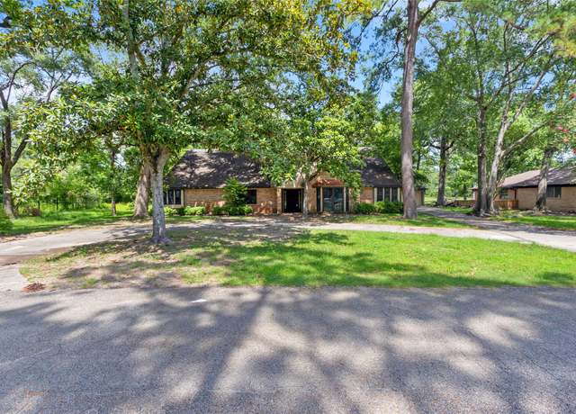 Property at 570 Roanoke Dr, Conroe, TX 77302, 4 beds, 4.5 baths