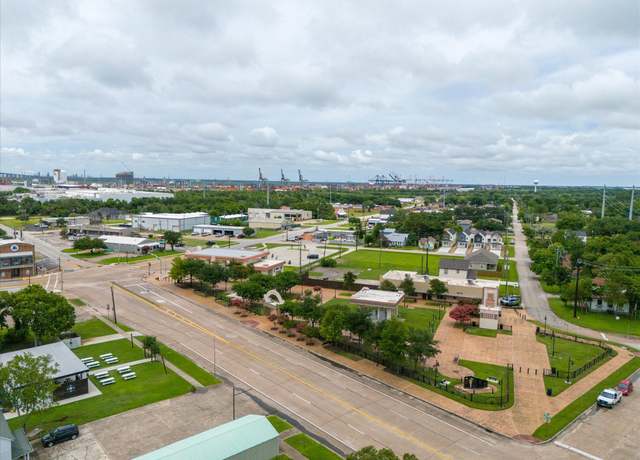 Property at 131 S Virginia Ave, La Porte, TX 77571, 3 beds, 2.5 baths