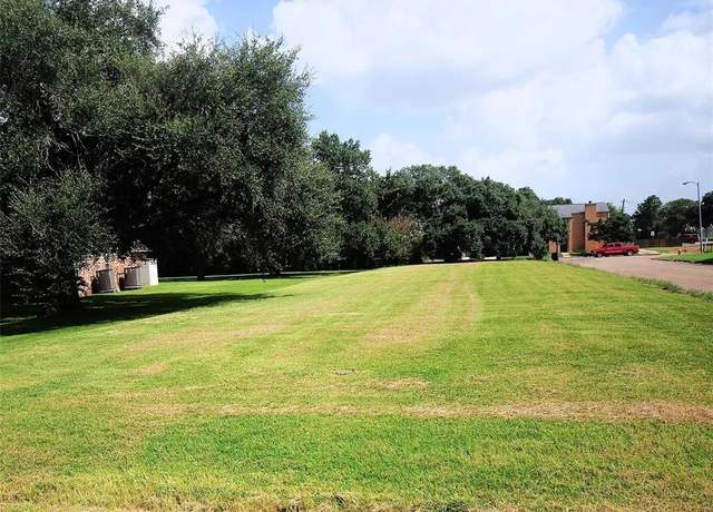 Property at 2829 Golf Crest Dr, Wharton, TX 77488