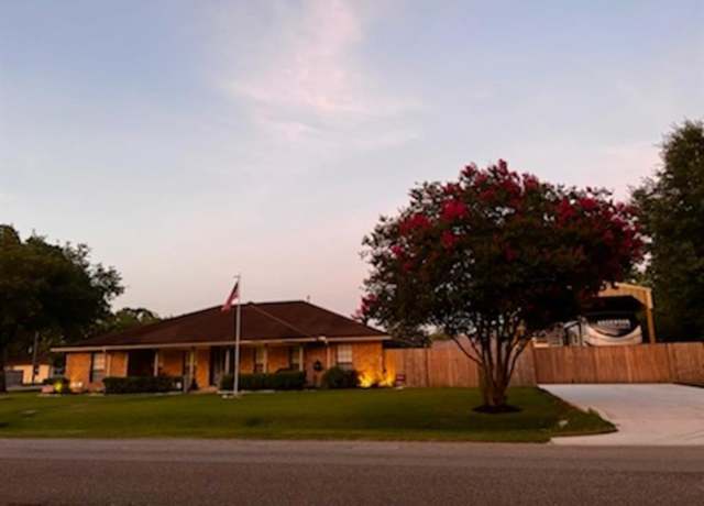 Property at 2501 Halbert Dr, Pearland, TX 77581, 3 beds, 2 baths