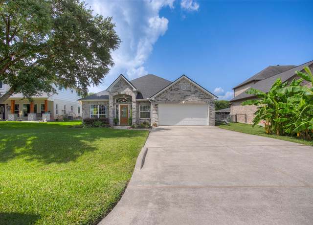 Property at 13690 Shoreline Dr, Willis, TX 77318, 4 beds, 2 baths