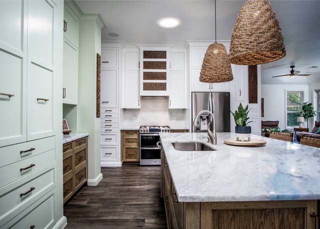 Property at 10 Belcarra Pl, The Woodlands, TX 77382, 3 beds, 2.5 baths