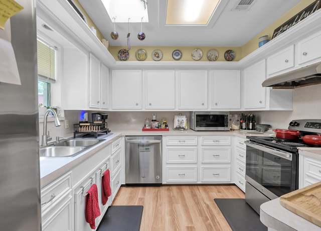 Property at 20 Little John Ln, Conroe, TX 77301, 3 beds, 2 baths