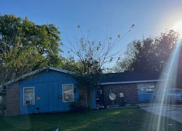 Property at 421 Ridgecrest Dr, Port Lavaca, TX 77979, 4 beds, 2 baths