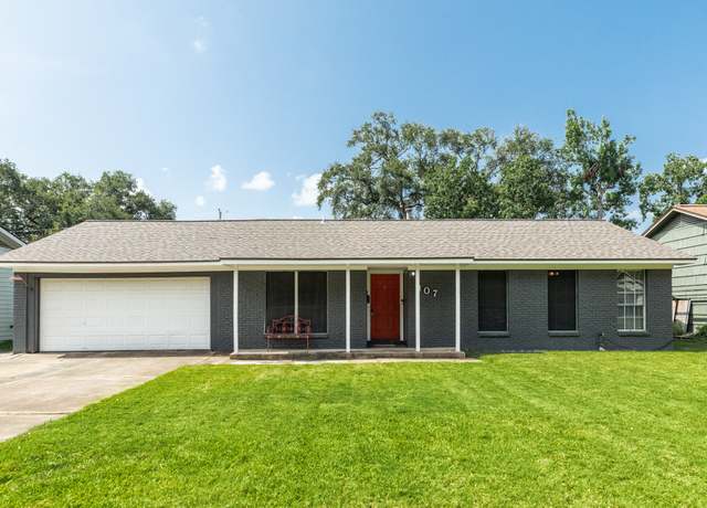 Property at 107 Sage St, Lake Jackson, TX 77566, 4 beds, 3 baths
