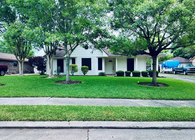 Property at 308 Daffodil St, Lake Jackson, TX 77566, 3 beds, 2 baths
