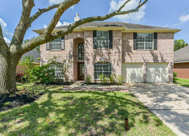 Property at 1018 S Wellsford Dr, Pearland, TX 77584, 4 beds, 2.5 baths