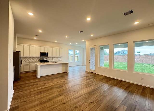 Property at 13302 Harbor Point Dr, Texas City, TX 77568, 4 beds, 3.5 baths