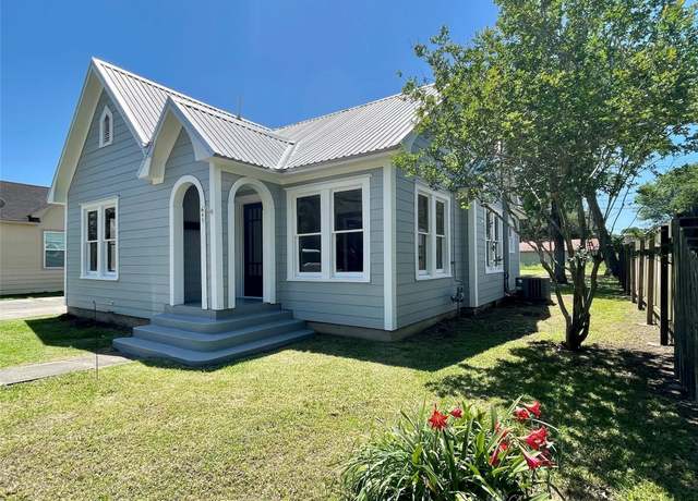 Property at 611 Fahrenthold St, El Campo, TX 77437, 3 beds, 1 bath