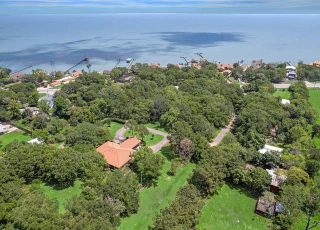 Property at 5400 W Bayshore Dr, Bacliff, TX 77518, 2 beds, 2.5 baths