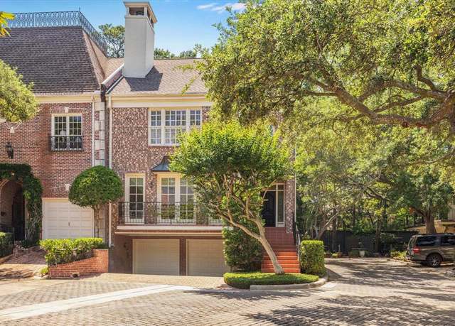 Property at 17 Pine Briar Cir, Houston, TX 77056, 3 beds, 4.5 baths