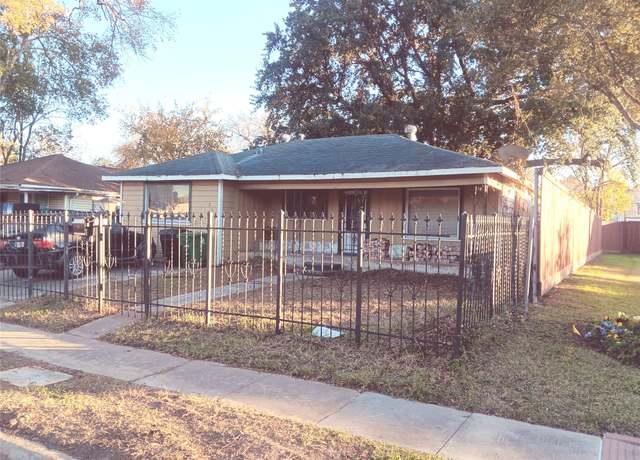 Property at 714 W 23rd St, Houston, TX 77008, 4 beds, 1 bath