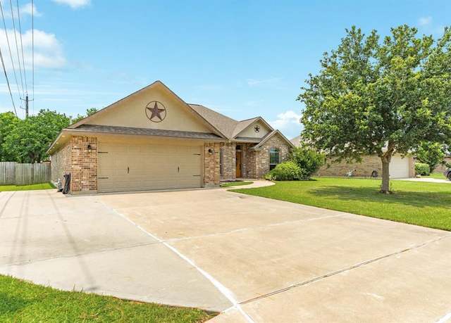 Property at 203 Poppy St, Lake Jackson, TX 77566, 3 beds, 2 baths