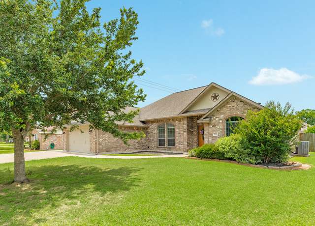 Property at 203 Poppy St, Lake Jackson, TX 77566, 3 beds, 2 baths