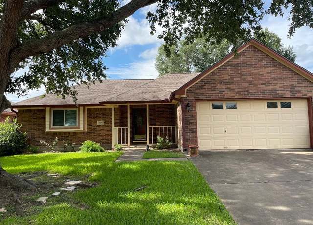 Property at 829 Manor Dr, Angleton, TX 77515, 3 beds, 2 baths