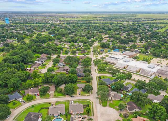 Property at 224 Old Oaks St, League City, TX 77573, 3 beds, 2.5 baths