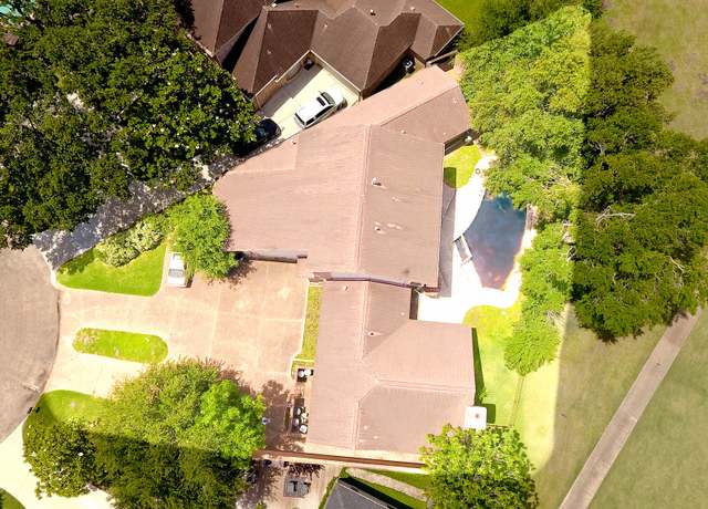 Property at 27 Charleston St N, Sugar Land, TX 77478, 4 beds, 3.5 baths