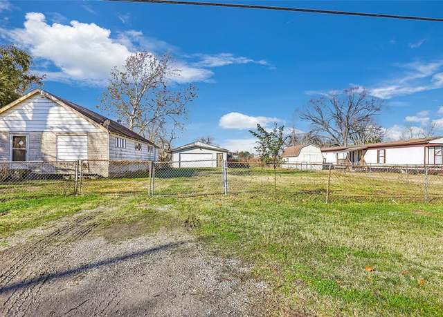 Property at 404 Prairie St, Highlands, TX 77562, 5 beds, 3 baths