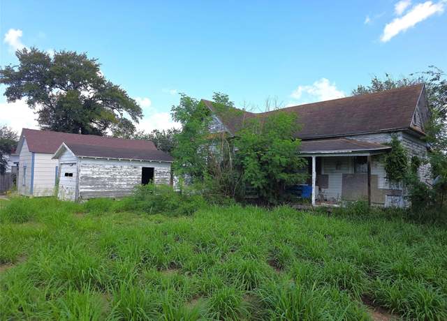 Property at 218 W Lott Ave, Kingsville, TX 78363, 3 beds, 1 bath