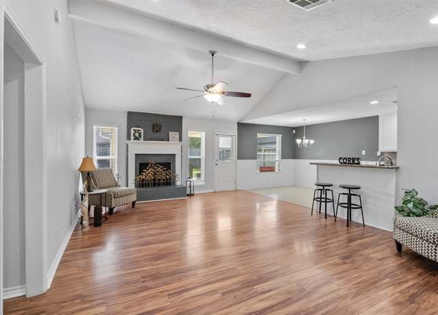Property at 2305 Meadow Green Dr, Pearland, TX 77581, 3 beds, 2 baths