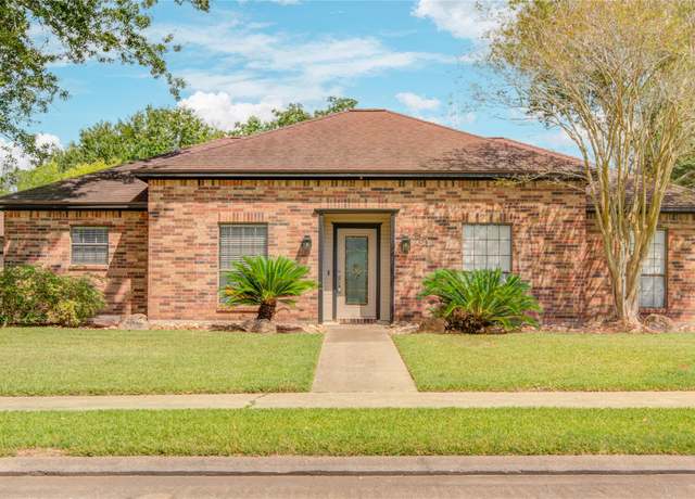 Property at 231 Any Way St, Lake Jackson, TX 77566, 4 beds, 2 baths