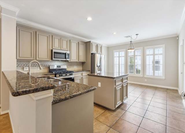 Property at 2915 W Dallas St N, Houston, TX 77019, 2 beds, 2.5 baths