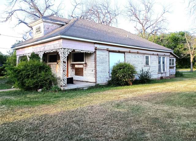 Property at 208 N Neches St, Coleman, TX 76834, 2 beds, 1 bath