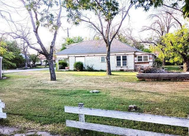 Property at 208 N Neches St, Coleman, TX 76834, 2 beds, 1 bath