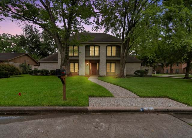 Property at 802 Forest Lake Dr, Seabrook, TX 77586, 5 beds, 3.5 baths